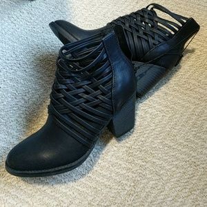 NEW Black Weave Detail Boots